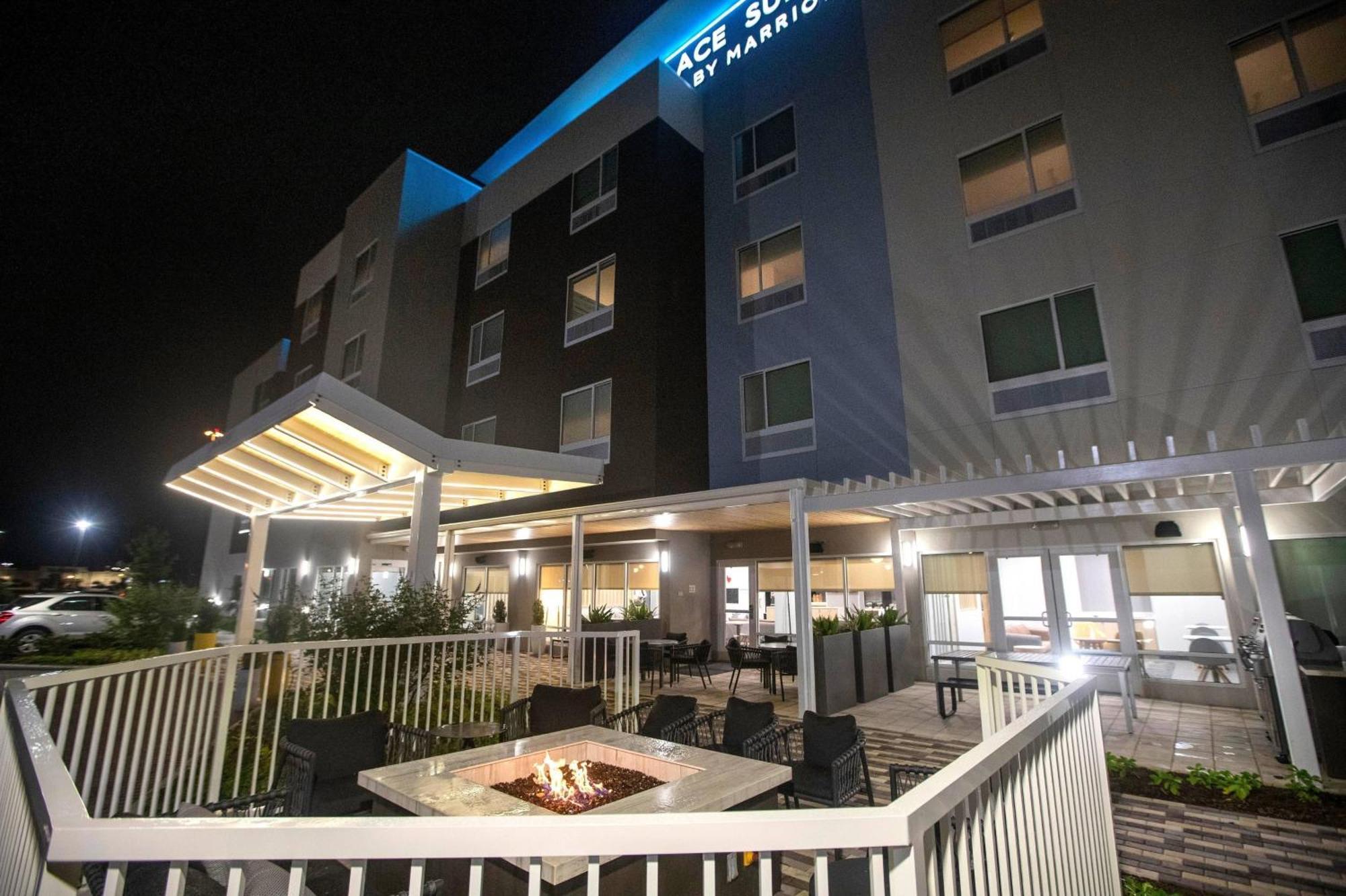 Towneplace Suites By Marriott Конро Экстерьер фото